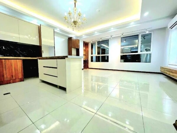 ۷۲ متری اسانسورپارکینگ سندی تراورتن اندیشه